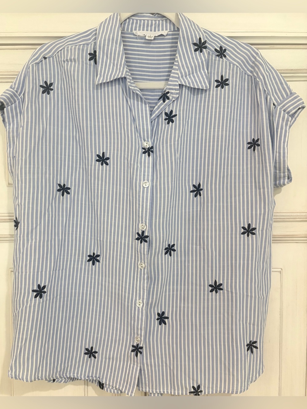 NWOT SZ L Jane and Delancey Striped Button-Up Shirt with Navy Floral Embroidery